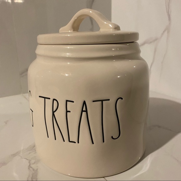 ⭐️HP⭐️ BNWT Rae Dunn “Dog Treats” Jar - Picture 4 of 6